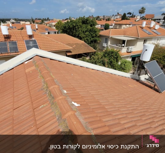 גג רעפים עם דוד שמש וקולטים סולאריים